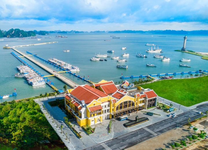 3,500 Chinese Tourists Arrive in Ha Long on Five-Star Cruise Ship