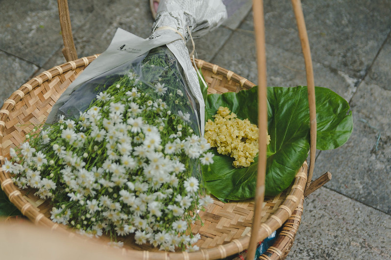 Hanois Heritage Treat: Young Green Rice Vendor Near St. Josephs Cathedral Draws Loyal Crowd