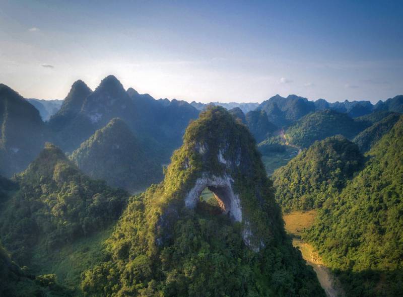 Exploring the Giant Eye of Cao Bang: Mat Than Mountain