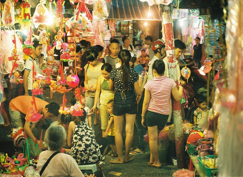 Hanois Old Quarter Comes Alive as Thousands Celebrate Mid-Autumn Festival