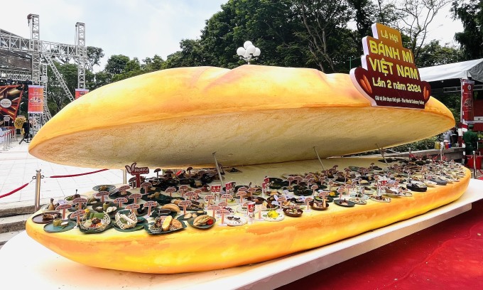 6-Meter Banh Mi Breaks National Record for Most Fillings at Vietnam’s Banh Mi Festival