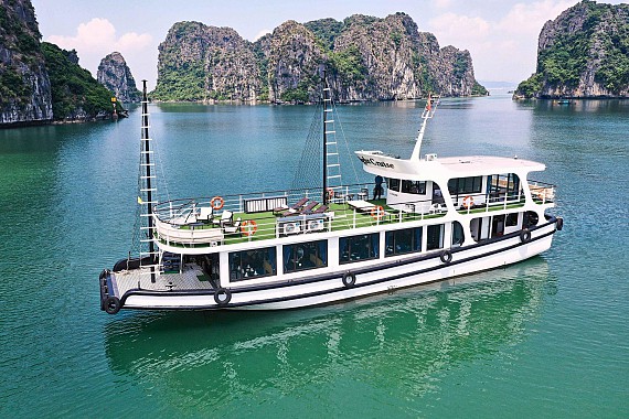 Light Day Cruise in Halong Bay